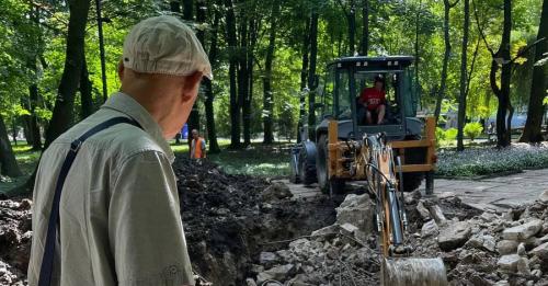 У Чернівцях демонтували радянську братську могилу - вона виявилася пустою | INFBusiness