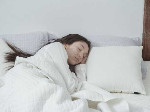 Ви повинні це знати: ось навіщо потрібно перевернути свою подушку, прокинувшись вранці | INFBusiness