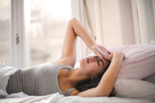 Причини, із-за яких у людей потіє голова і шия під час нічного сну | INFBusiness