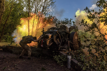 Українські солдати обстрілюють з артилерії позиції росіян у напрямку Кліщіївки, 12 серпня 2023 року. /Getty Images