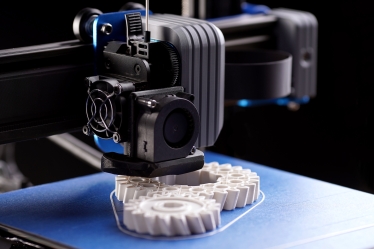FDM-3D-принтер, який виробляє білі гвинтові шестерні /Shutterstock
