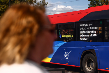 «Доки ви чекаєте на цей автобус, Україна чекає членства в НАТО» - гасло кампанії за членство України в Альянсі на автобусі у Вільнюсі, 13 липня 2023 року. /Getty Images