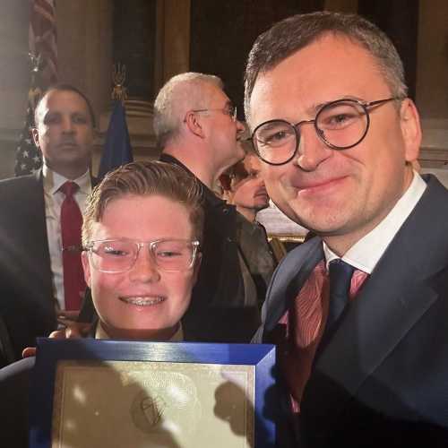 Зеленський нагородив 13-річного американця, який зібрав для України 200 тисяч доларів | INFBusiness