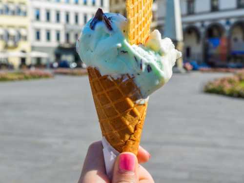 Чому лікарі забороняють їсти морозиво після третьої години дня | INFBusiness