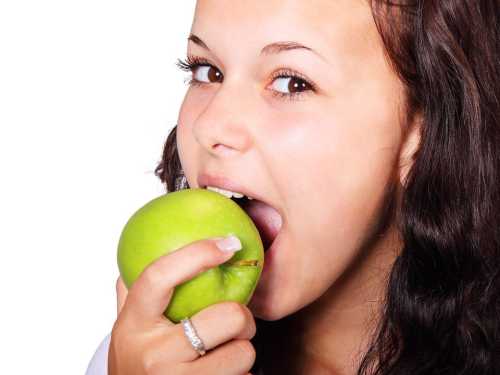 Стоматологи повідомили, якими продуктами краще чистити та зміцнювати зуби | INFBusiness