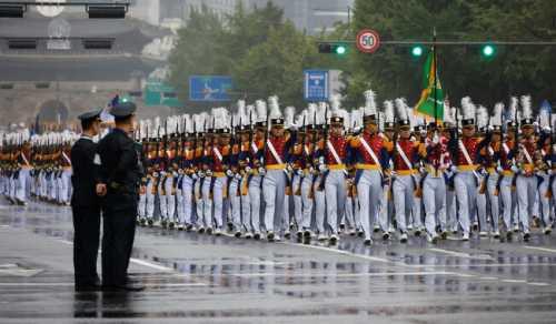 Південна Корея провела військовий парад на тлі ядерних погроз від КНДР | INFBusiness