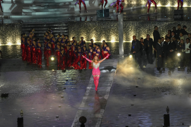 Кутюр під обстрілами. Розшиту кристалами сукню для виступу Бейонсе у FROLOV створювали під час блекаутів, восени 2022-го. /Getty Images