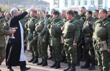 Священик РПЦ благословляє окупантів на вбивство. Фото: рос ЗМІ