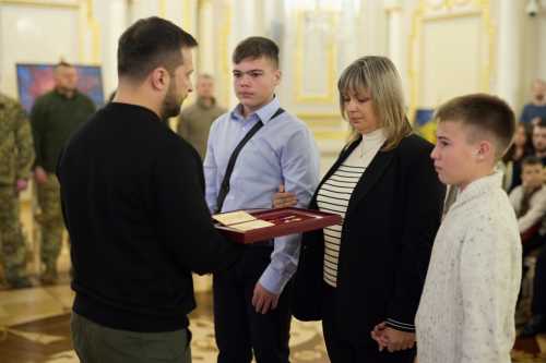 Зеленський вручив ордени "Золота Зірка" загиблих Героїв України їхнім рідним | INFBusiness