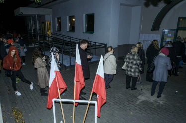 Поляки стоять у черзі до виборчої дільниці, щоб проголосувати за кандидатів у парламент. Варшава, неділя, 15 жовтня 2023 р. /Getty Images