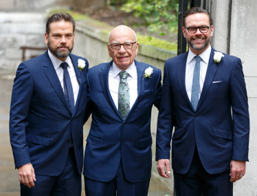 Руперт Мердок зі своїми синами Лакланом Мердоком (ліворуч) і Джеймсом Мердоком (праворуч) в день одруження медіамагната 5 березня 2016 року в Лондоні, Англія.