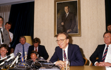 Руперт Мердок під час пресконференції, щоб оголосити пропозицію про придбання Herald і Weekly Times у Мельбурні, 1986 рік. /Getty Images