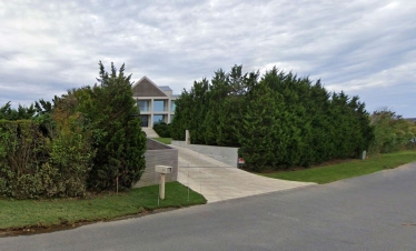 Власник New England Patriots витратив $43 млн на придбання цього особняка на пляжі в Саутгемптоні, штат Нью-Йорк, це була приватна угода у 2021 році /Google Maps
