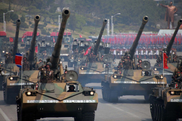 Гаубиці армії Північної Кореї на площі Кім Ір Сена під час військового параду в Пхеньяні, присвяченого 105-й річниці з дня народження останнього. /Getty Images