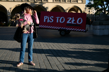 Мітинг відьом на головній площі Кракова. Надпис на плакаті – «ПіС – то зло». 8 жовтня 2023 року.