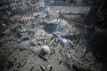 Зруйновані будівлі та мечеть після повітряного удару Ізраїлю в місті Газа, 9 жовтня 2023 року. /Getty Images