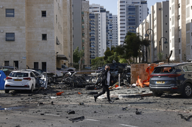 Пошкоджені авто після ракетної атаки в Ашкелоні, Ізраїль, 7 жовтня 2023 року. /Getty Images