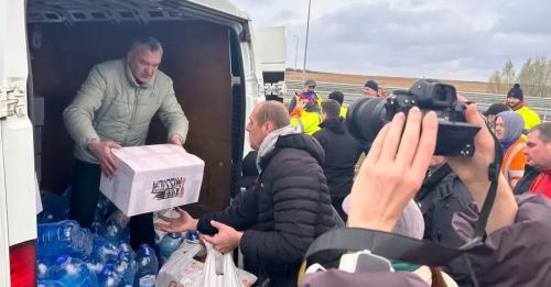 Українським водіям вантажівок, яких заблокували на кордоні польські перевізники, почали підвозити їжу | INFBusiness