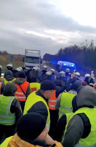 Дальнобійники, що застрягли на кордоні: Закінчується їжа, вода і паливо, але вантаж не кинемо | INFBusiness