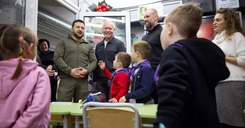 Зеленський у Харкові спустився в метро, щоб побачити шкільні класи