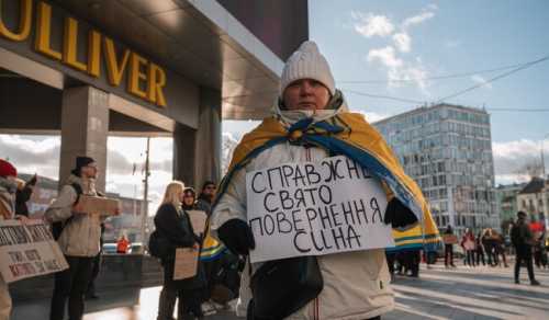 Родичі полонених захисників у Новий рік провели акцію біля ТЦ "Gulliver" у Києві | INFBusiness