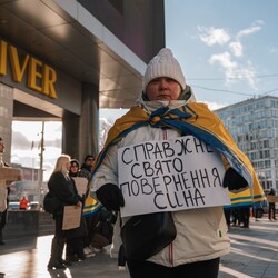 Родичі полонених захисників у Новий рік провели акцію біля ТЦ "Gulliver" у Києві | INFBusiness