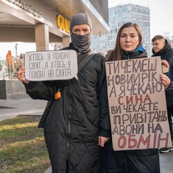 Родичі полонених захисників у Новий рік провели акцію біля ТЦ "Gulliver" у Києві | INFBusiness