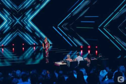 На першому ж кастингу 10 сезону вокального шоу "Х-фактор" член журі Оля Полякова виявилася вся в сльозах. Детальніше — далі у статті, інформує Ukr.Media. Х-фактор-10: на проєкт прийшла няня дітей Олі Полякової | INFBusiness