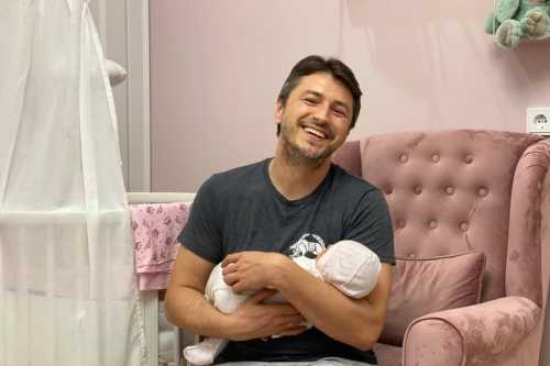 Сергій Притула показав, як син і дві дочки зустрічають його з роботи | INFBusiness