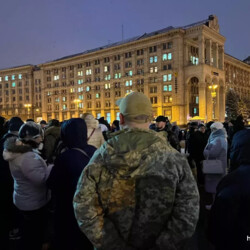 У центрі Києва протестувальники вимагають повернути Залужного | INFBusiness