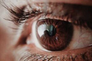 Про що свідчать чорні плями перед очима, та як запобігти їхній появі | INFBusiness