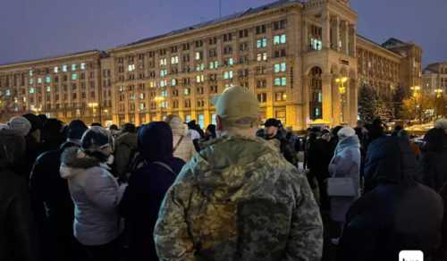 У центрі Києва протестувальники вимагають повернути Залужного | INFBusiness