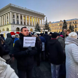 У центрі Києва протестувальники вимагають повернути Залужного | INFBusiness