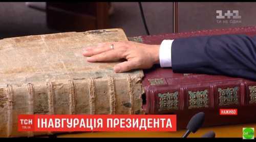 Стало відомо, чому президент України Володимир Зеленський носить обручку на середньому, а не на безіменному пальці | INFBusiness