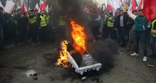 У центрі Варшави протестувальники спалили прапор ЄС та труну з написом "Фермер" | INFBusiness