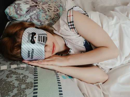 Маска для сну: як даний аксесуар робить сон здоровим і міцним | INFBusiness
