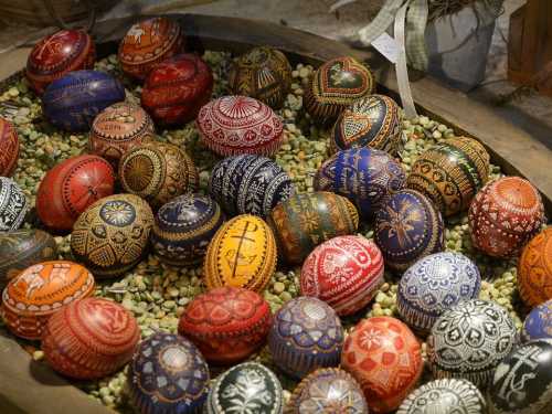 Священники розповіли, що робити зі шкаралупою освячених на Великдень яєць | INFBusiness
