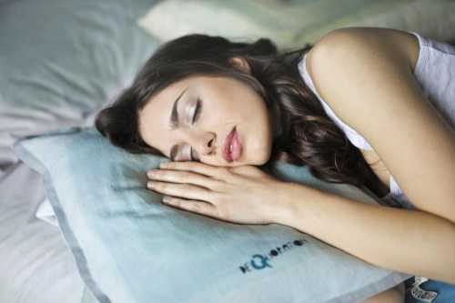 Медики пояснили, на якому боці корисніше спати вночі і чому