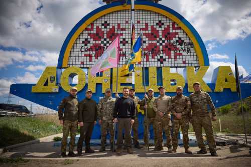 Зеленський розписався на стелі у Донецькій області, яку зафарбували | INFBusiness