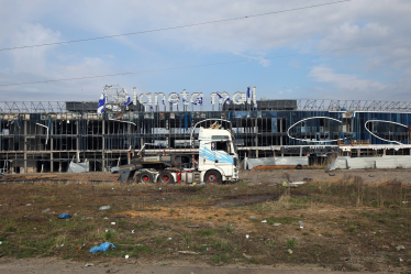 Торговельний центр на околицях Харкова після влучання, квітень 2024. /Getty Images