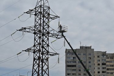 Коли немає світла, Харків працює на генераторах /Getty Images