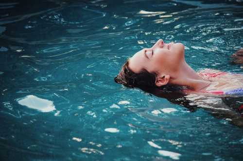 Лікарі розповіли, які хвороби можна вилікувати плаванням | INFBusiness