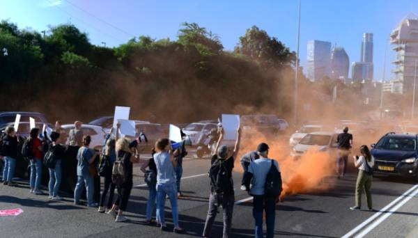 У Тель-Авіві протестувальники перекрили шосе, вимагаючи звільнення заручників у секторі Гази | INFBusiness