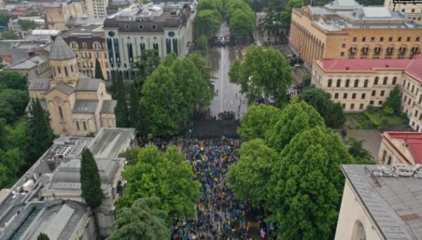 Біля парламенту Грузії почались сутички між силовиками і мітингувальниками | INFBusiness