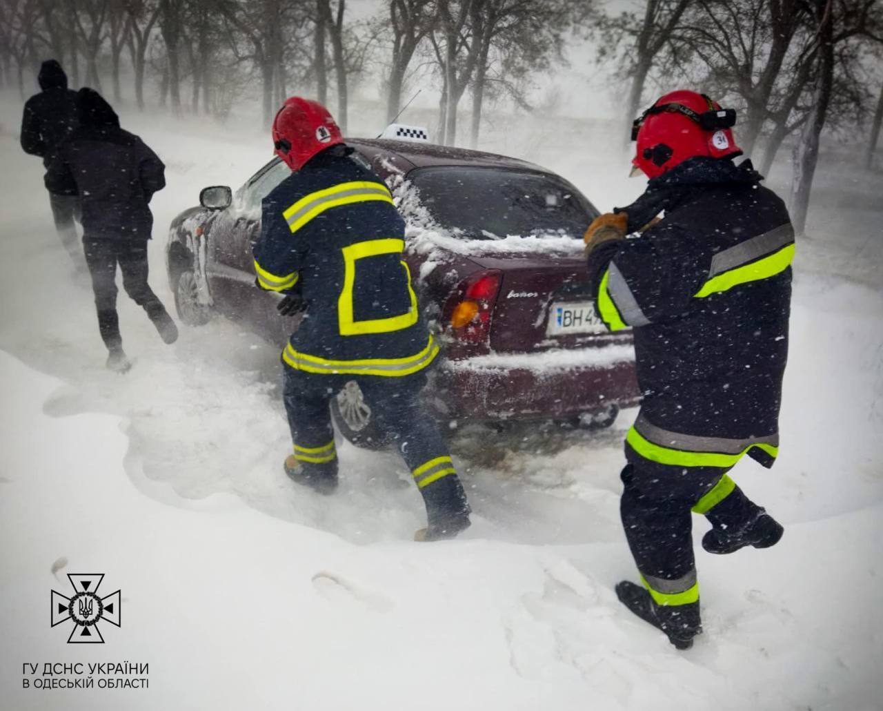 На Одещині бушує негода: через снігопади падають дерева, перевертаються автомобілі (відео)