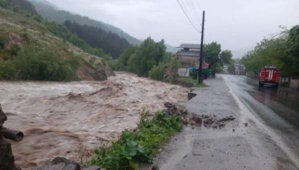 У Вірменії повінь зруйнувала дороги та затопила будинки | INFBusiness