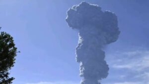 В Індонезії евакуювали жителів семи сіл через виверження вулкана | INFBusiness