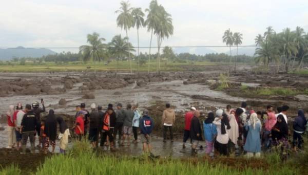 Десятки жертв через повені – в Індонезії почали «розстрілювати» хмари