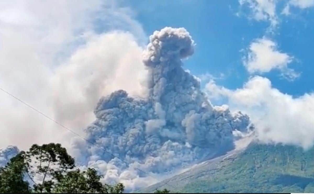 Попіл здійнявся на трикілометрову висоту: почалося виверження вулкана Марапі в Індонезії (фото та відео)