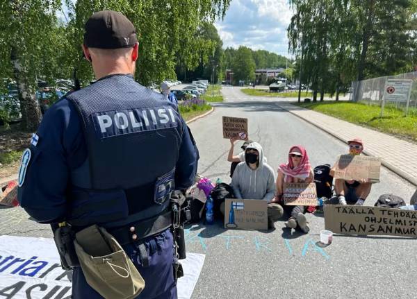 У Фінляндії мітингувальники в масках провели протест біля заводу виробника зброї | INFBusiness